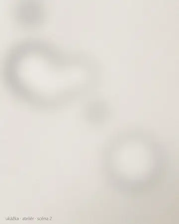 Sezónna scéna s drevenými rekvizitami
