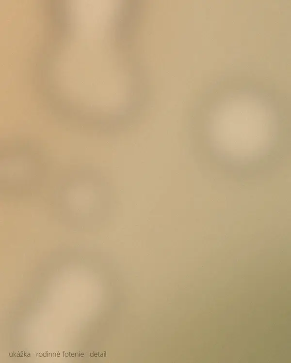 Detské ruky v rukách rodičov, detail