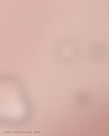 Detail čipkovaných šiat na tehotenskom brušku