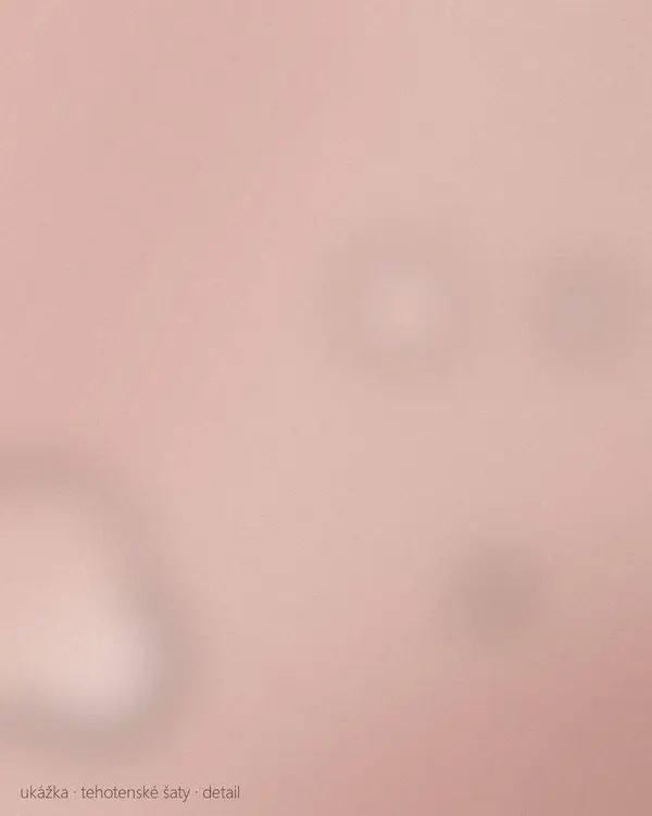 Detail rúk na tehotenskom brušku, šaty s čipkou